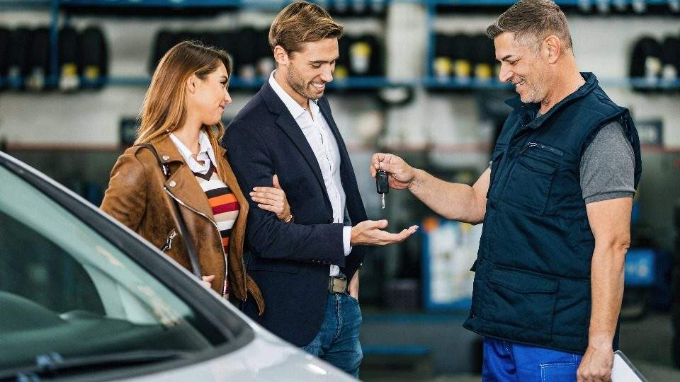 Autoankauf Gescher nimmt das Fahrzeug eines Paares entgegen